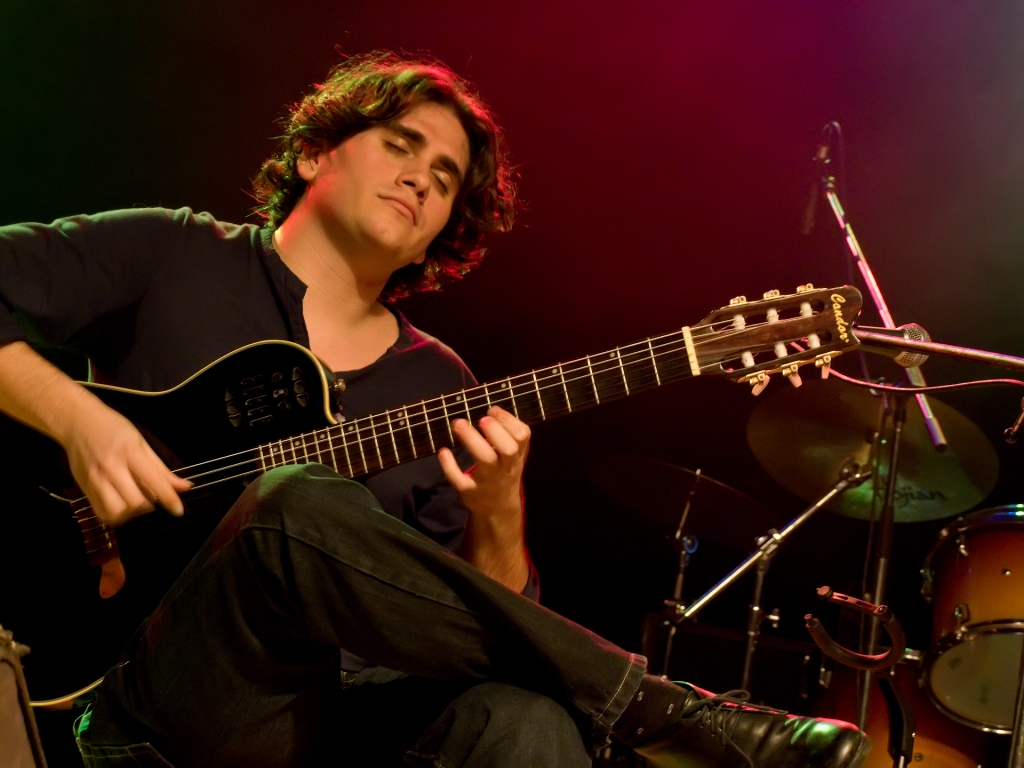 Assim é o cantor e compositor Gabriel Sater, atração do mês de outubro, no Sesi Música - Teatro do Sesi Cietep.