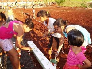 rea de convvio, com parquinho para as crianas, pista de caminhada e um campo de futebol, foi construda com a colaborao de inmeros parceiros mobilizados pelos voluntrios do Movimento Osis.